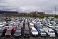 出品ヤードを埋める出品車