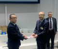 伊藤理事長が目録を贈呈