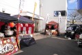 会場前には屋台出展もあり賑やかな雰囲気