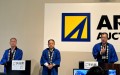 左から荒井社長、荒井会長、東馬取締役オークションカンパニー長