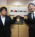 JUトレードを担当する松本亮主任（左）、金山真吾次長（右）
