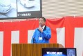 セリ開始前のセレモニーであいさつを述べる小東新会場長