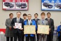寄付金贈呈式後の記念撮影（前列左から中村理事長、新園理事長、中尾代表幹事）