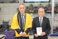 奥村会長から梅谷常務理事に目録を進呈