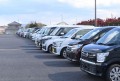 多くの軽自動車が集まる出品ヤード