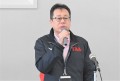 セリ前にあいさつを述べる新井会場長