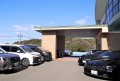 会場玄関前には高額車両が並ぶ