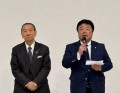あいさつに立つ長嶋理事長（右）と磯﨑名誉顧問（左）