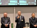 あいさつに立つ伊藤理事長