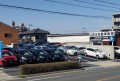 店舗横の土地を取得して展示場を拡大