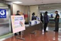 会場正面玄関では取引１台賞を引き渡し