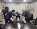 森本会長・理事長が寄付金目録を手渡した