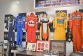 本人が実際に使用したパイロットスーツが並ぶ