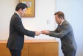 寄付金と目録を贈呈