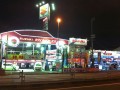 夜でも昼間のように明るい店舗外観