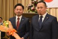 土川氏から村井氏に花束が贈呈された