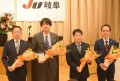 青年部卒業生への花束贈呈が行われた
