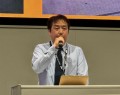 あいさつに立つ沖中会場長