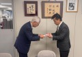 森本会長が寄付金の目録を手渡した