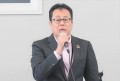 あいさつを述べる新井会場長