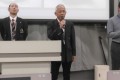 セリ前にあいさつを述べる横山…