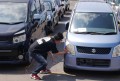 熱心に現車下見する会員の姿