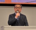 あいさつに立つ藤田社長