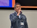 あいさつに立つ関谷会…