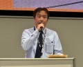 あいさつに立つ沖中会場長
