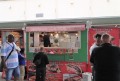 会場前に出店するケバブサンドのキッチンカーは外国人会員に大人気