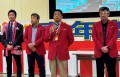あいさつに立つ橋本理事長（左から小野部会長、金子副理事長、橋本理事長、安藤副理事長）