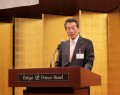 懇親会冒頭であいさつする海津会長