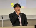 あいさつに立つ濱田会…