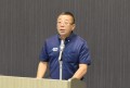 セリ前にあいさつを述べる柘植…