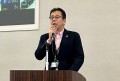 セリ前にあいさつを述…