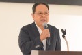 来賓を代表してあいさつを行う荒井商事・荒井会長