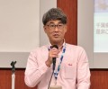 あいさつに立つ阿部会…