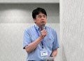 あいさつに立つ堂薗会…