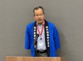 あいさつに立つ東馬圭…