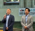 塚田金融委員長（左）がサマーキャンペーンへの協力を呼び掛けた