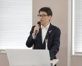 来場会員に謝辞を述べ…