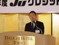 表彰式冒頭であいさつする塚田理事長
