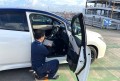 検査員が対象車のバッテリー診断を実施