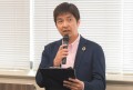 あいさつを述べる井手会場長