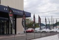 玄関前にはＭＡＡジョイントののぼり旗が並んだ
