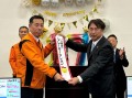 沓澤流通委員長（左）…