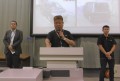 セリ前にあいさつを述…