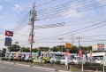 幹線道路の交差点に間口の広い展示場