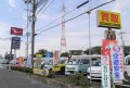 幹線道路の交差点に間口の広い展示場