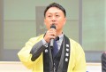 セリ前にあいさつを述…